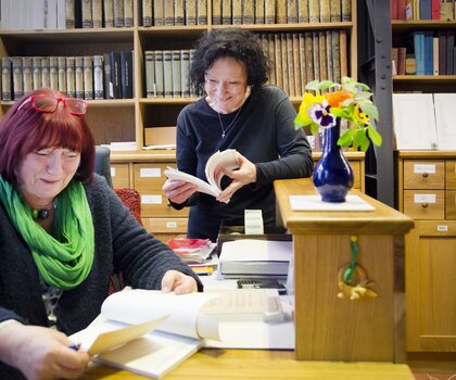 Pavla Matysová a Věra Venclíková z knihovny generálního ředitelství NPÚ